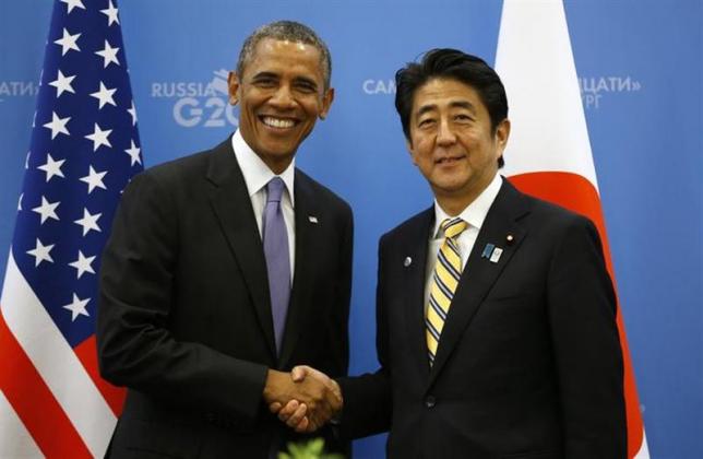 ３月２４日、日本と米国は、高濃縮ウランと分離プルトニウムを米国に返還することで合意した。写真は握手を交わすオバマ大統領（左）と安倍晋三首相。サンクトペテルブルクで２０１３年９月撮影（２０１４年　ロイター／Kevin Lamarque）